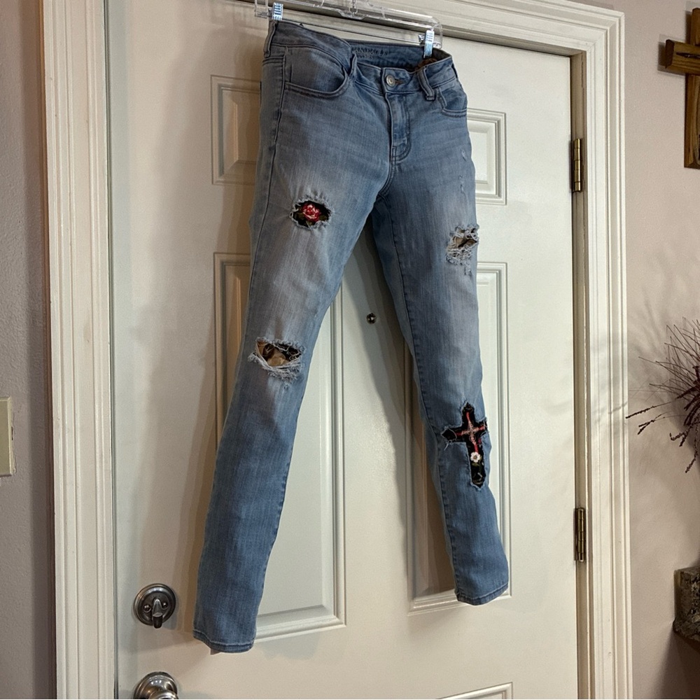 Women’s American Eagle Distressed Jeans w/ Hand-Sewn Cross/Rose Patches, W30 - Picture 9 of 14